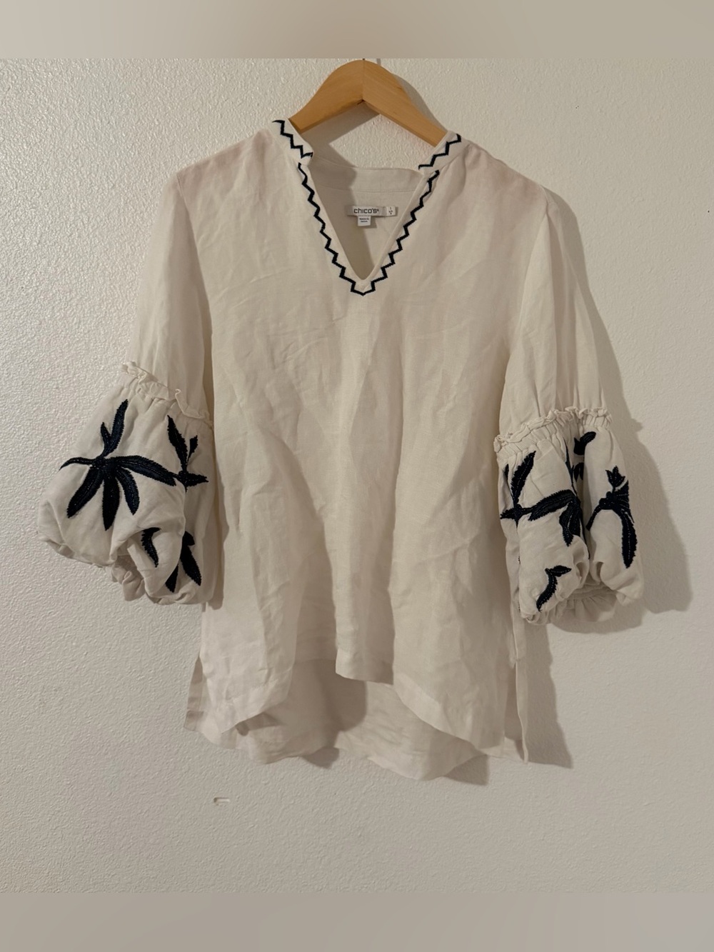Chico's Linen Blend Navy Blue Floral Embroidered V-Neck Blouse 3/4 Sleeve Size 1